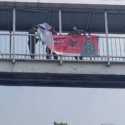Satpol PP Cabut Spanduk PDIP yang Terpampang di JPO Grogol