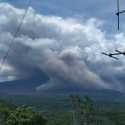Abu Setinggi 200 Meter Terlihat di Atas Puncak Gunung Semeru