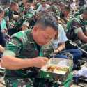 Jenderal Dudung Cuek Makan Nasi Kotak Bareng Prajurit di Pelataran Monas