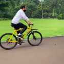 Kendarai Sepeda Kuning, Jokowi Ajak Cucu Keliling Istana