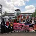 Geruduk DPRD Jabar, Emak-emak Bentangkan Spanduk “Kaesang-Gibran Gate Harus Tuntas, Jika Tidak Jokowi Mundur”