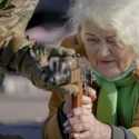 Viral Seorang Nenek Ukraina 79 Tahun Tenteng AK-47, Ikut Latihan Perang Hadapi Rusia
