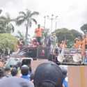 Demo di Depan Gedung DPR, Ribuan Buruh Ancam Mogok Kerja
