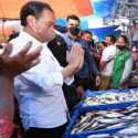 Tiba di Pasar Porsea Toba, Jokowi Langsung Bagi-bagi Amplop ke Pedagang