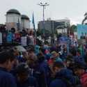 Guyuran Hujan Tidak Goyahkan Aksi KSPSI di Depan Gedung DPR