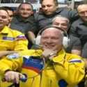Pakai Seragam Biru-Kuning, Kosmonot Rusia Bantah Dukung Ukraina: Kami Bersama Putin<i>!</i>