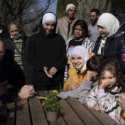 Raja dan Ratu Belanda Kunjungi Pengungsi Ukraina di Barak Militer