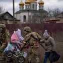 Krisis Ukraina: Penduduk Mariupol Terseok-seok Berjalan Kaki di Antara Desingan Peluru