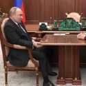 Duduk dengan Pose Tidak Biasa Saat Bertemu Menhan Rusia, Putin Diduga Sedang Sakit