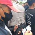 Polisi Sweeping Mahasiswa Tanpa Jas Almamater di Depan Gedung DPR