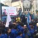 Terhalang Polisi, Massa BEM UI Orasi Tolak Perpanjangan Masa Jabatan Presiden di Harmoni