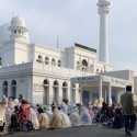 Di Masjid Agung Al-Azhar, Jamaah Penuhi Area Lapangan untuk Shalat Idulfitri