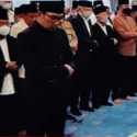 Tiba di Gedung Pakuan Bandung, Ridwan Kamil Pimpin Shalat Jenazah untuk Eril