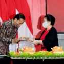 Rakernas PDIP, Megawati Beri Potongan Tumpeng untuk Jokowi