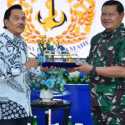 Bertemu Laksamana Yudo Margono, Chappy Hakim Serahkan Buku Kedirgantaraan untuk TNI Angkatan Laut