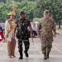 Sambut Panglima Angkatan Bersenjata AS, Istri Andika Pakai Baju Adat Lampung