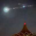 Puing-puing Roket Long March 5B China Terlihat di Atas Langit Sarawak Malaysia