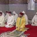 Berjubah Kuning dan Tampak Lebih Kurus, Raja Maroko Pimpin Shalat Iduladha di Istana
