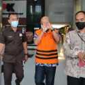 Penahanannya Diperpanjang, Bupati Pemalang Tutupi Wajahnya dari Sorotan Wartawan