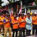 Sebelum Menyerahkan Dokumen, Said Iqbal dan Rombongan Partai Buruh Shalat Jumat di Depan Kantor KPU RI