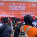 Demo Tolak Kenaikan BBM, Massa Buruh KSPI Mulai Padati Area Gerbang DPR