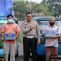Sambil Berbagi Paket Sembako, Korlantas Titip Pesan Tertib Berlalu Lintas ke Sopir Bajaj