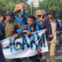 Merapat ke Massa Buruh, Mahasiswa Bawa Spanduk â€œJokowi Rezim Oligarkiâ€