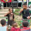 Satgas Yonif Raider 142/KJ Ajarkan Anak-anak Papua Cara Gosok Gigi yang Baik