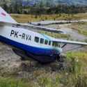 Tergelincir Saat Mendarat, Pesawat Reven Global Airtransport Nyungsep di Ujung Landasan Bandara Aminggaru