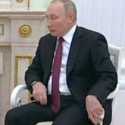 Tangan Putin Terlihat Ungu, Rumor Kesehatan Memburuk Muncul Lagi