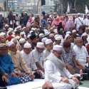 Massa Aksi 411 Sholat Ashar Berjamaah di Depan Kantor Indosat