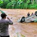 Mobil Milik Anggota Polisi Hanyut Terseret Arus Sungai Krueng Aceh Utara