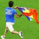 Masuk ke Lapangan, Suporter Nekat Bawa Bendera Pelangi di Laga Portugal Vs Uruguay