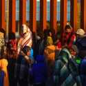 Berharap Dapatkan Suaka, Ratusan Migran Putus Asa Padati Perbatasan AS-Meksiko di Musim Dingin