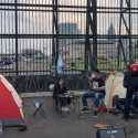 Massa Aliansi Nasional Reformasi RKUHP Aksi Dirikan Tenda di Depan Gerbang DPR