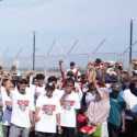 Aksi Relawan Bersih-bersih Sampah Pantai Sari Pekalongan