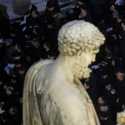 Ribuan Orang Berduyun-duyun ke Santo Petrus Hadiri Pemakaman Paus Emeritus Benediktus XVI
