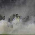 Penggunaan Kekerasan dan Gas Air Mata dalam Kerusuhan di Stadion Kanjuruhan