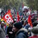 Prancis Diserbu Pendemo, Desak  Macron Batalkan Reformasi Usia Pensiun