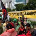 Buruh Tetap Bertahan Demo Perppu Cipta Kerja di Tengah Guyuran Hujan