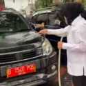 Aksi Cuci Mobil Dinasnya Viral, Mensos Risma Perburuk Citra Pembantu Jokowi