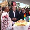 Bertukar Hadiah dan Menikmati Roti Hasil Panen, Lukashenko dan  Mnangagwa Berbahagia di atas Sanksi Barat