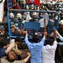 Polisi Pakistan dan Pendukung Mantan PM Imran Khan Bentrok
