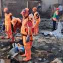 Pasukan Orange Kerja Bakti Bersihkan Sisa Puing Kebakaran Depo Plumpang
