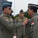Usai Terbang Jakarta-Sukabumi Naik F16, Prabowo Terima Wing Penerbang Kehormatan