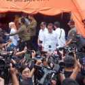 Sambangi Pengungsi Depo Plumpang, Jokowi Minta Erick dan Heru Cari Solusi