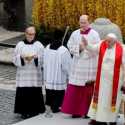 Paus Fransiskus Imbau Umat Tidak Abaikan Mereka yang Kesusahan dan Kesepian