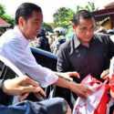 Bagi-bagi Sembako di Depan Istana, Jokowi Lakukan Kerja Presiden atau Ormas?