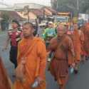 Di Batang, Rombongan Biksu Thuddong Diberi Hasil Bumi dari Petani