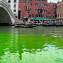 Air Kanal di Bawah Jembatan Rialto Venesia Tiba-tiba Berubah Jadi Hijau Neon